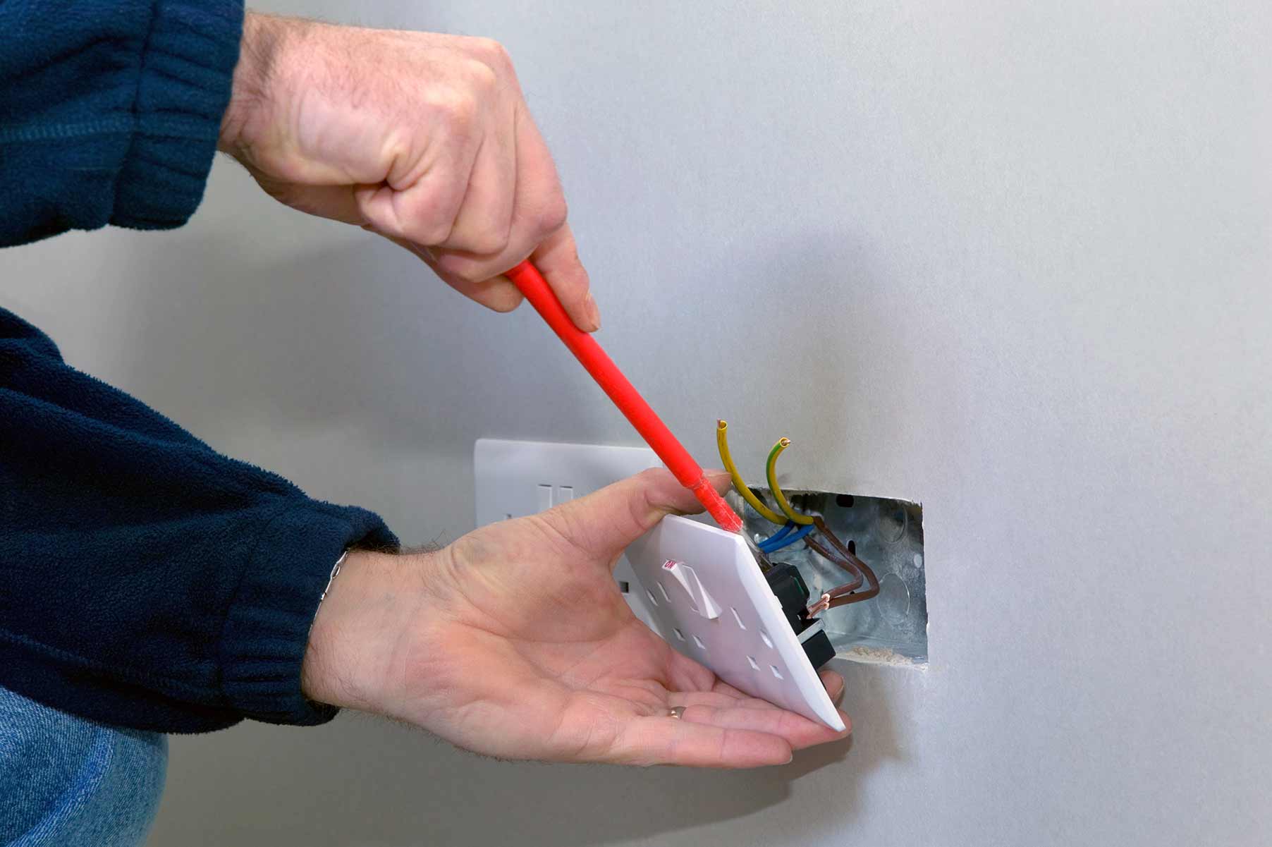 Our electricians can install plug sockets for domestic and commercial proeprties in Selsdon and the local area. 